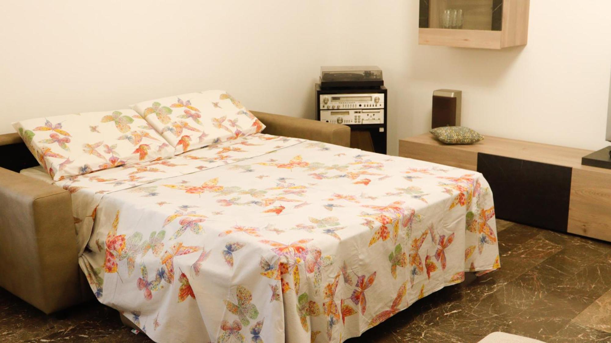Chez Regina, Feel At Home!